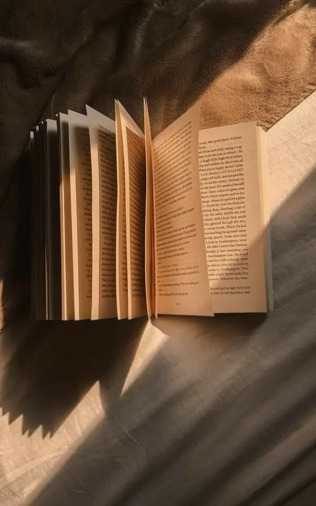 Livre ouvert dans une ambiance chaleureuse